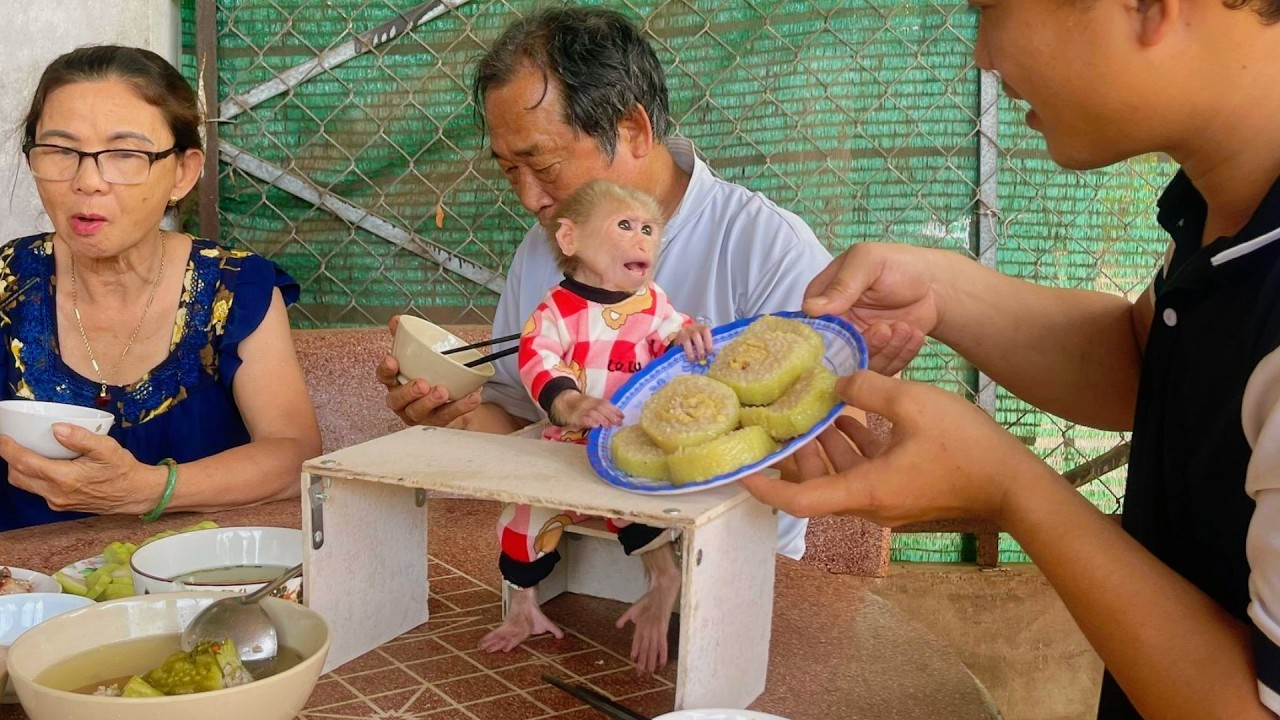Lulu’s First Taste of Bánh Tét — A Traditional Vietnamese Lunar New Year Delight