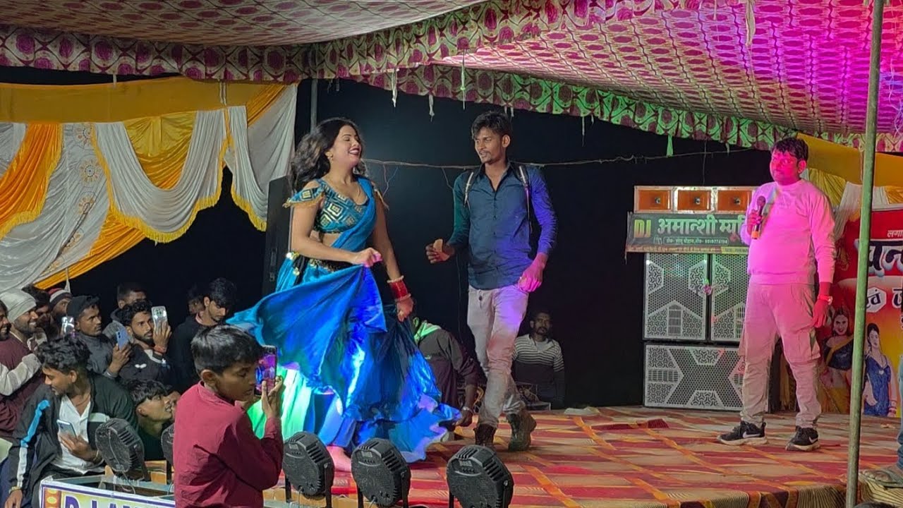 हमारे गांव की रात और ये शानदार आर्केस्ट्रा! 