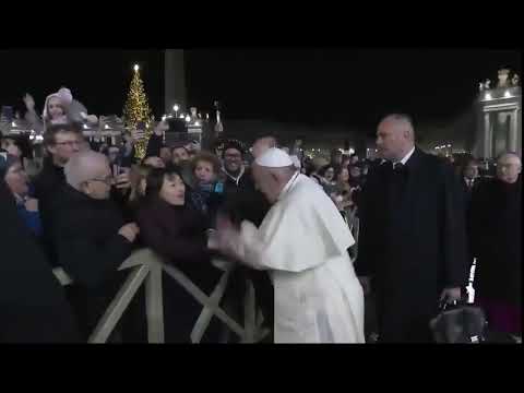 Papa Francesco strattonato da una fedele, lui si arrabbia e reagisce