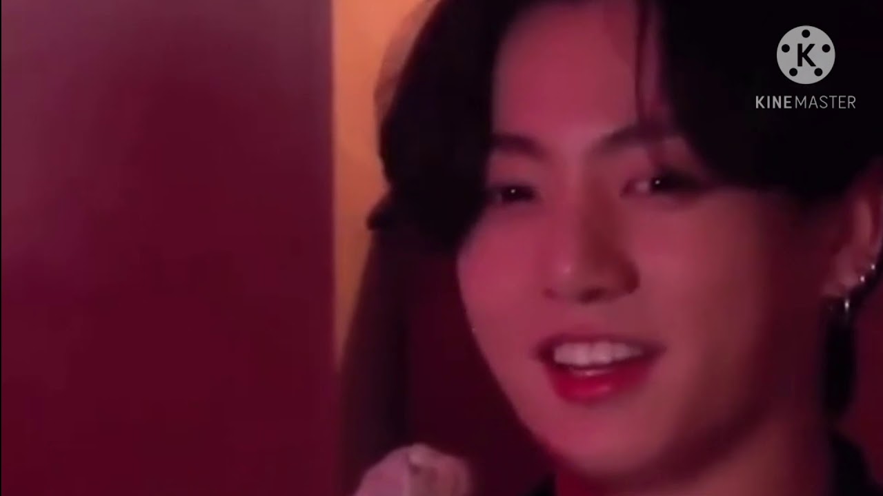 мир вокруг нее крутил называли странной песня