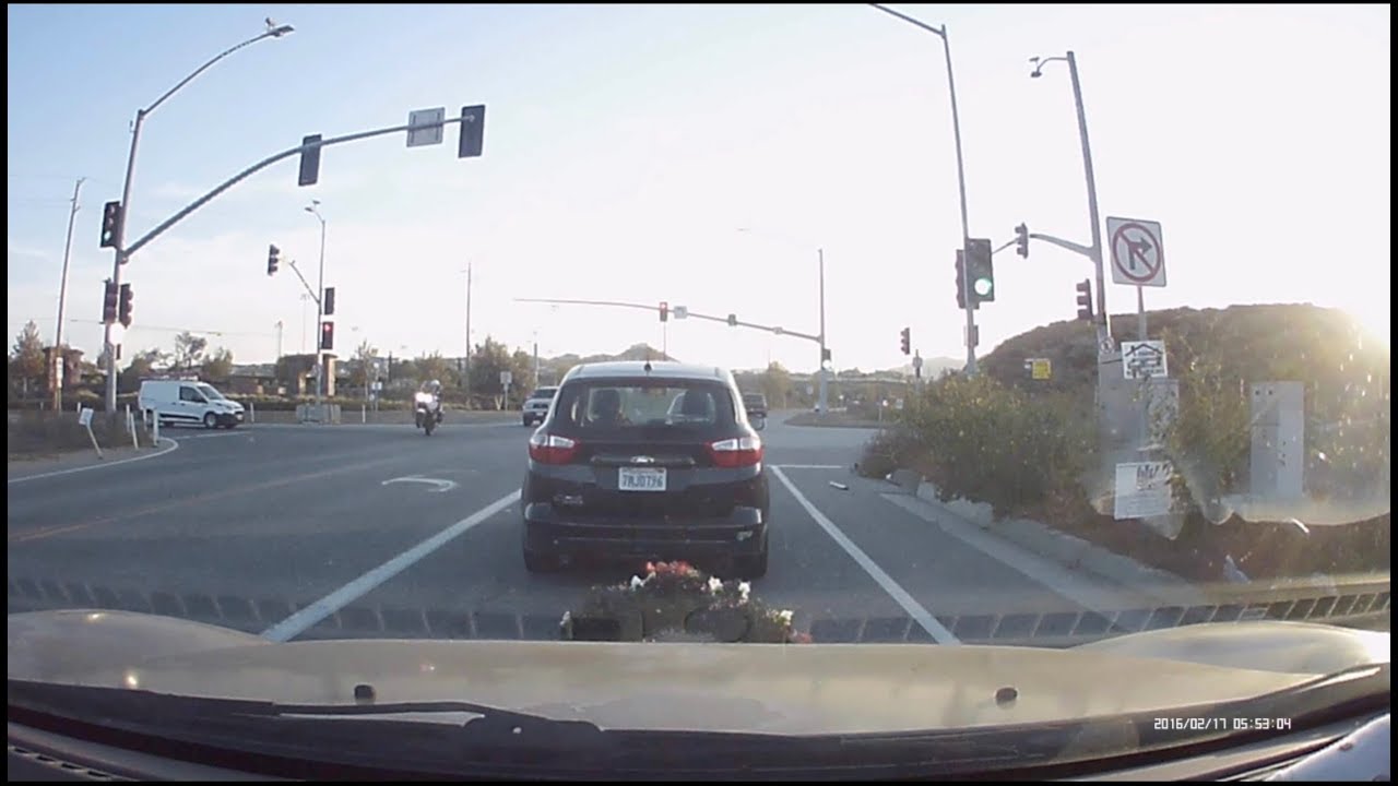 Motorcycle Cop doing a wheelie - YouTube