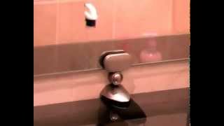 Как из обычного зеркала, самостоятельно сделать зеркало для ванной.(В этом видео,я расскажу Вам, как из зеркала от шкафа самостоятельно собрать зеркало и полку для ванной комна..., 2013-10-22T12:05:23.000Z)