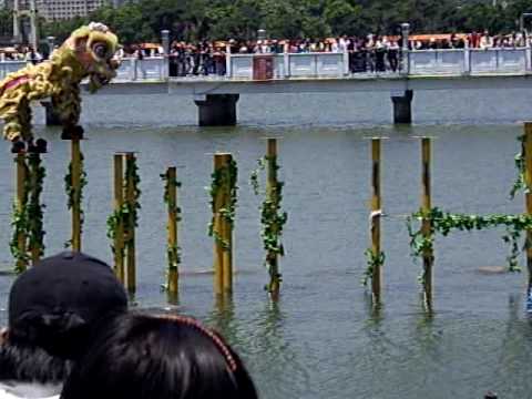 2009年龍潭大池端午節水上舞(醒)獅競技