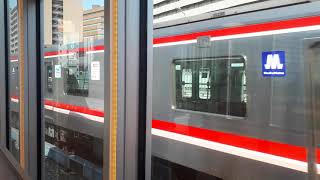 OsakaMetro（大阪メトロ）新大阪駅で30000系天王寺行き入線シーン（2020年3月17日火曜日）携帯電話で撮影