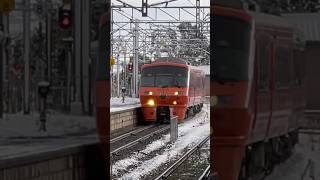 雪景色の肥前山口(江北)駅に入線する783系特急ハウステンボス