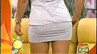 Laura Acuña le toca la cola a Jessica Cediel mmmm
