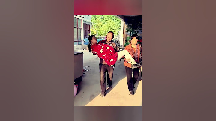 Father-in-Law Carries Pregnant Daughter-in-Law to Hospital