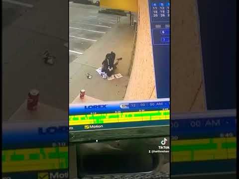 تعدينا الخطر أمريكي أسود يسب يمني و يسرق متجره شاهد كيف تعامل معه ب حزم و أشبعه ضربا