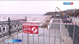 Смотрите в 21:09. ЧП на набережной Хабаровска: глыбы льда снесли ограждение и фонарный столб