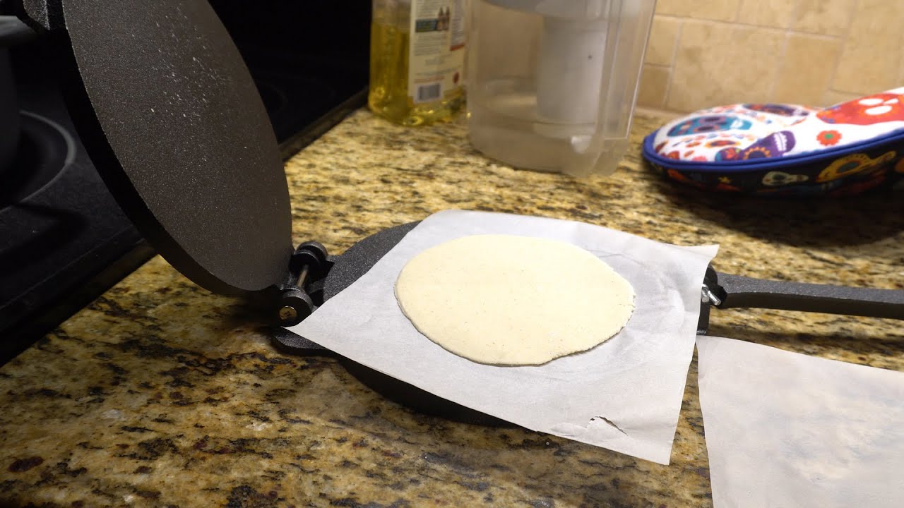 Uno Casa Cast Iron Tortilla Press - 8 inch, Pre-Seasoned Tortilla Maker with 100 Pcs Parchment Paper