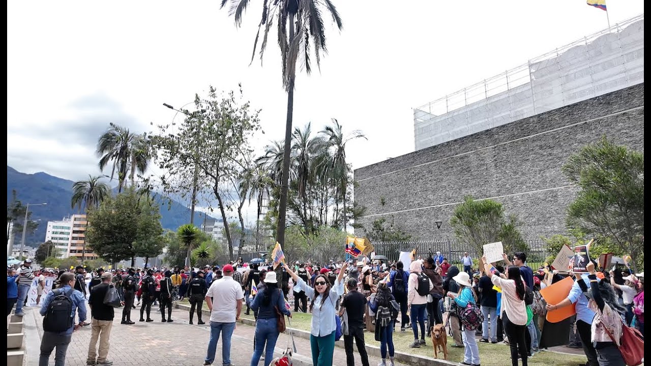 🇪🇨 Quito, Ecuador 🇪🇨 Walking Tour - busy streets