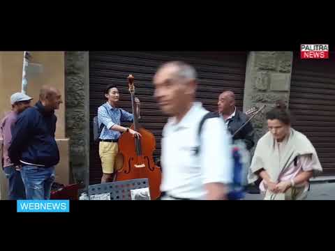 ქუჩის მუსიკოსებს მოულოდნელად ტურისტი შეუერთდა