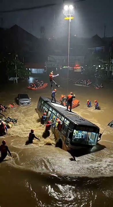 Evakuasi Dramatis dari Atap Bus Saat Banjir Besar! #banjir
