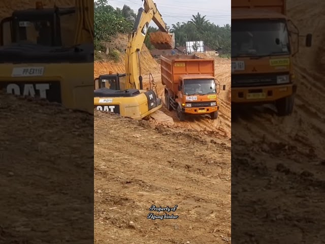 BEKHOE GALI TANAH - DUMPTRUK LOADING class=