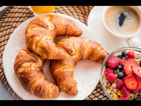 Круассаны из слоеного теста. С заварным кремом. И с шоколадно - ореховым кремом. Пошаговый рецепт.