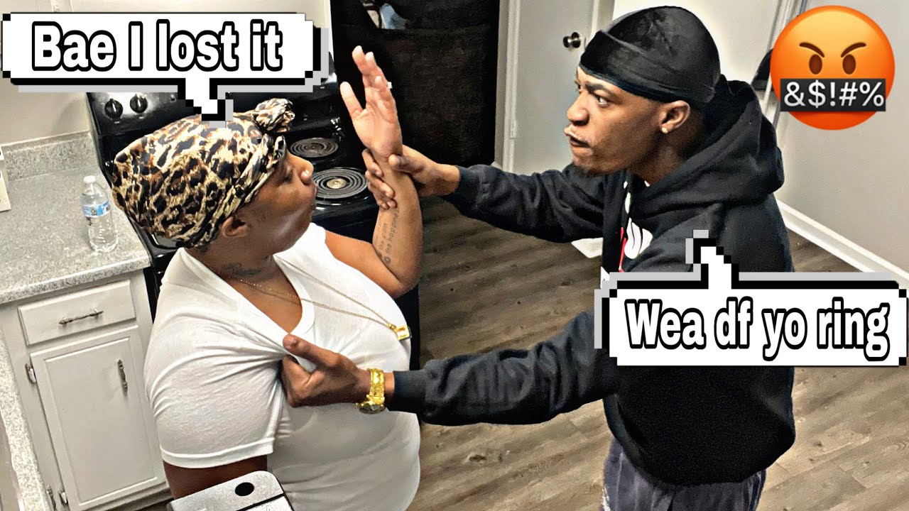 Прячу обручальное кольцо и ищу ему замену, чтобы посмотреть на реакцию жениха.