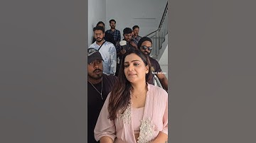 ചുരിദാർ അഴുക്കാവാതെ പൊക്കിപ്പിടിച്ച് സ്റ്റെപ്പ് ഇറങ്ങുന്ന ദിവ്യ പിള്ള #divyapillai