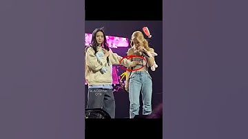 Blackpink protects rosé from clothing accident!! 😍😍 #blackpink #kpop #jisoo #rose #lisa