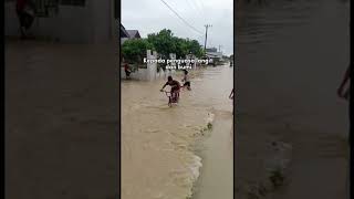 main sepeda di air banjir nyemplung keparet
