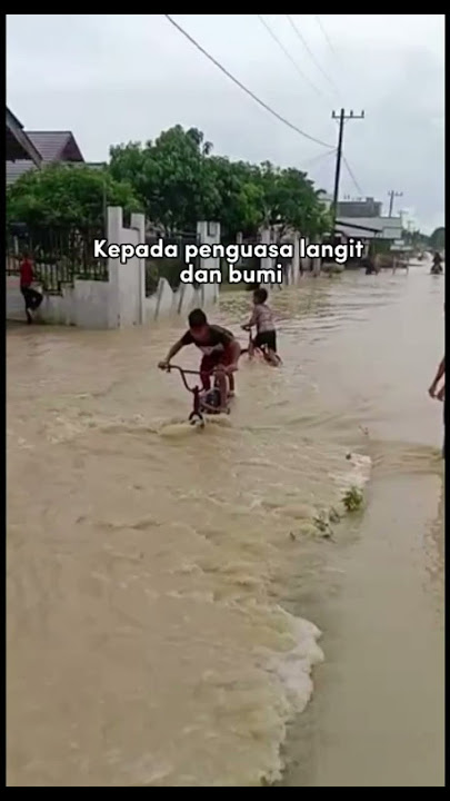 main sepeda di air banjir nyemplung keparet