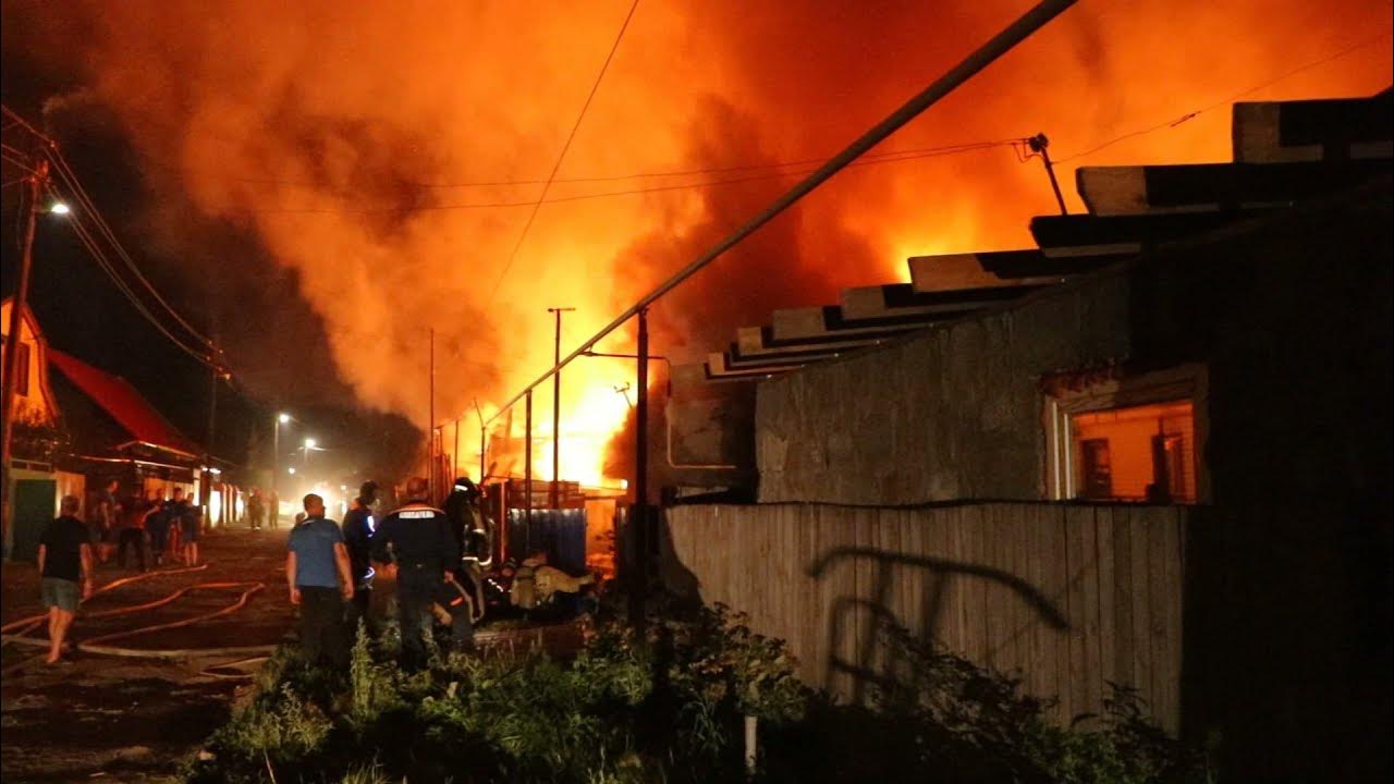 пожар в 8 микрорайоне ангарск. сильный пожар. пожар дома. сгорел дом в смоленке чита. микрорайон лесной тюмень.