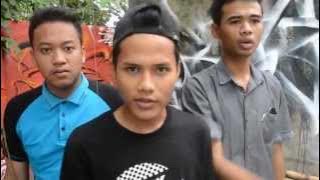Anak Metal vs Dugem (Tugas Lpysing)