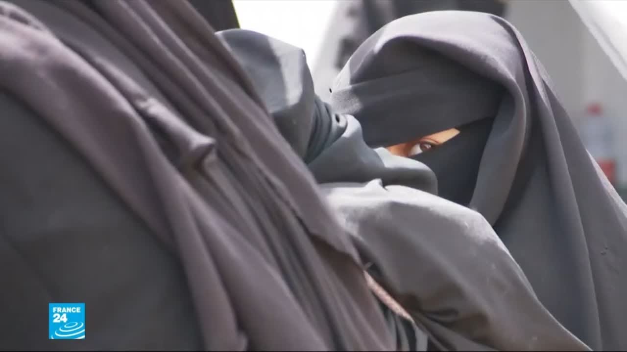 مخيم الهول في سوريا: نساء متطرفات يتعرضن لتهديد من نساء أشد تطرفا!!