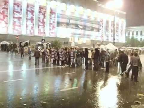 2011 წელი 26 მაისი   ფარებიანი და ჯოხებიანი მომიტინგეების დარბევა