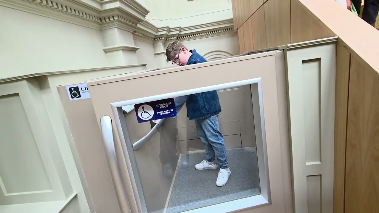 Лифты на станциях Corn Exchange, Doncaster Market и Cibes.