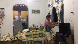 Mãe Com Seu Cabelo Top Limpando A Tv Cléo Fueza