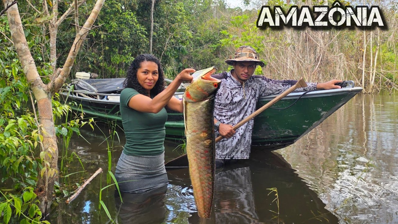 PESCA SELVAGEM na FLORESTA ALAGADA, MUITOS PEIXES e ANIMAIS SELVAGENS NA AMAZÔNIA
