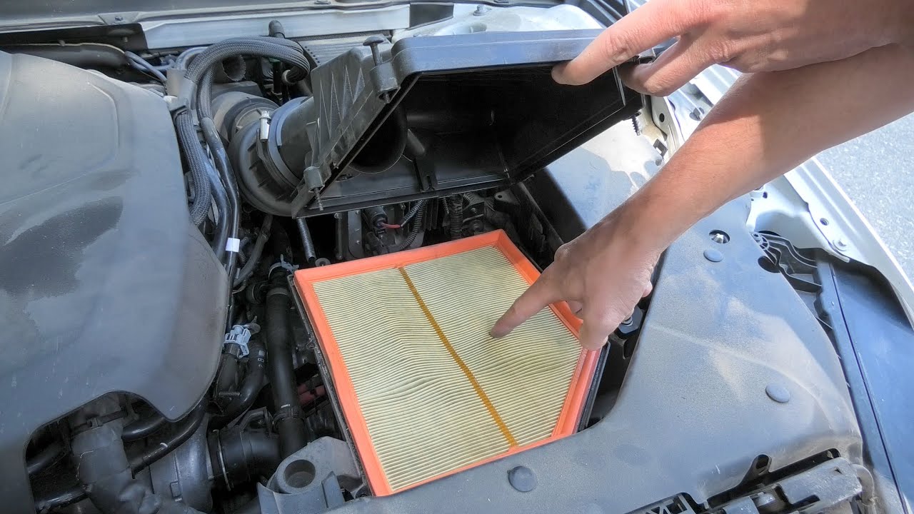 Volvo V60 (2019-2025): Замена воздушного фильтра двигателя.