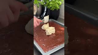 “Шоколадный десерт из мечты — Королевский рулет без выпечки!” 🍫👑