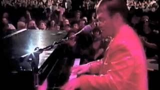 Miniatura de vídeo de "Elton John - Bennie and the Jets - Live at the Greek Theatre (1994)"