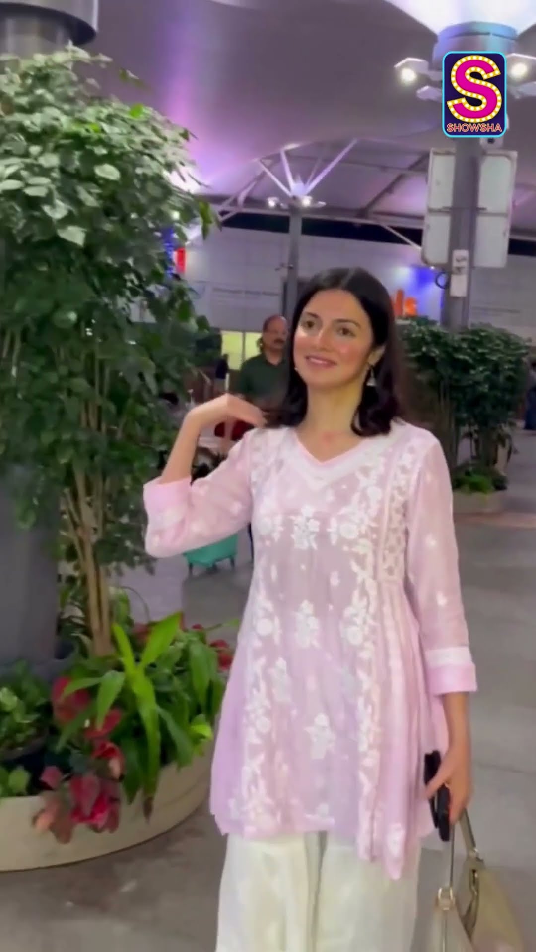 Divya Khosla Looks Cute \u0026 Pretty In Pink Kurti And White Plazzo, Gets Papped In Mumbai Airport N18S
