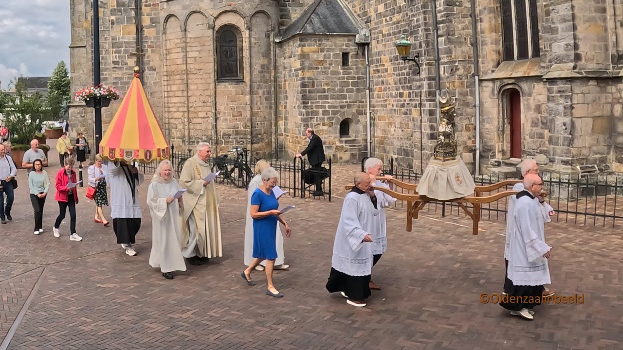Plechelmusfeest 2025 processie rond de Basiliek.