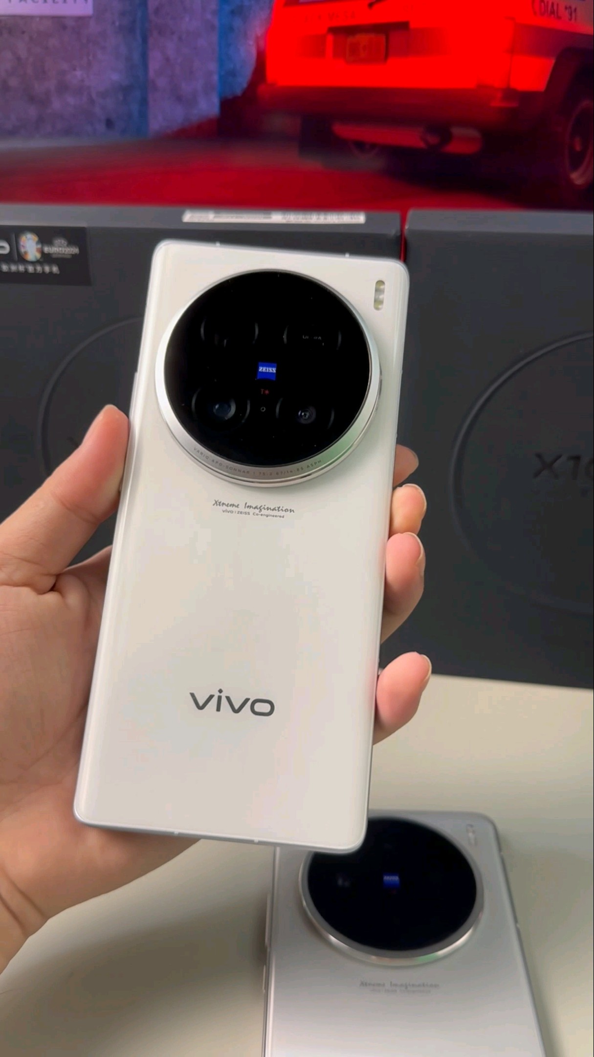 Vivo X100 Ultra first unboxing, the white color is really stunning