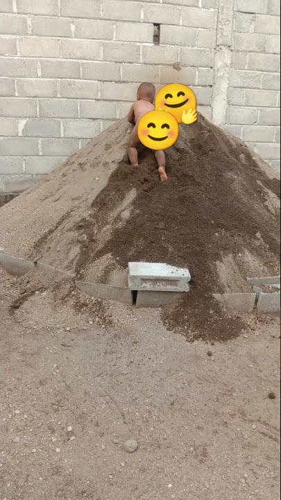 ketika bayi telanjang bermain pasir