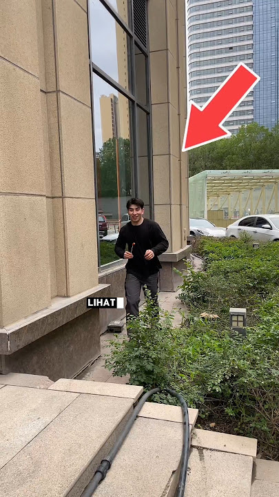 This man's hilarious actions while eating strange food?! 😱