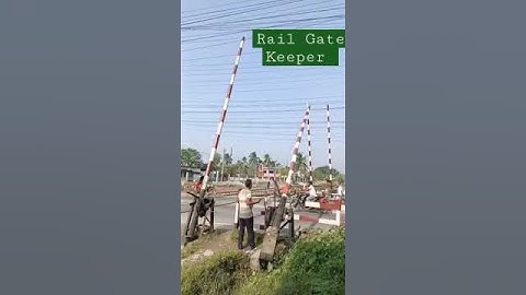 Rail Gate keeper closing down the Rail Gate #shorts #viralvideo #gatemen #indianrelway #railway