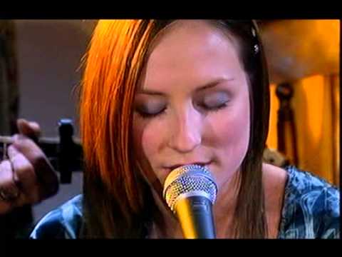 Julie Fowlis - Hug Air a' Bhonaid Mhoir (Scottish Gaelic)