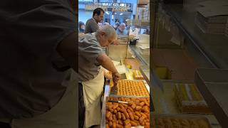 İstanbul Fatihte Önünde Uzun Kuyruk Bekleyem Parlar Pastanesi