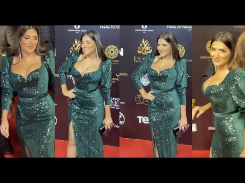 فستان مي عمر يثير الجدل في مهرجان الفضائيات العربية