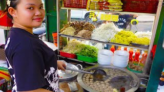 Full of Customers! Famous Short Noodle Soup, Chicken Rice Porridge by Siem Reap River | Street Food