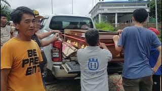 helping the deceased's family members lift the body to the boat//may it arrive safely 🙏🙏🙏