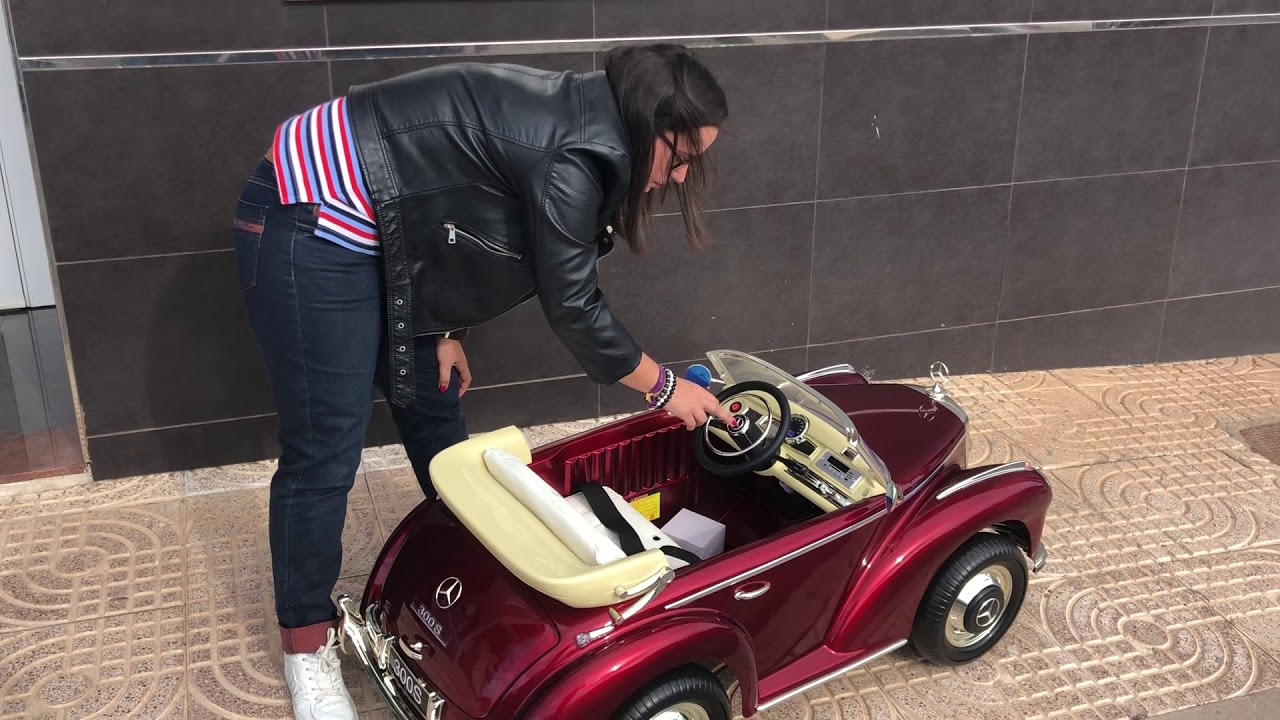 Coche Eléctrico Infantil Mercedes-Benz 300S – Modelo Clásico Con 2 Motores De 35W, Batería 12V, Mando RC Y Asiento De Cuero (Negro Metalizado, 1-5 Años)