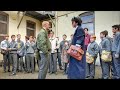 I bulli non si rendono conto che far arrabbiare questo studente strano è un grosso errore