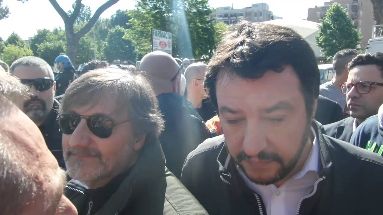 Salvini contestato, non entra al mercato della Montagnola