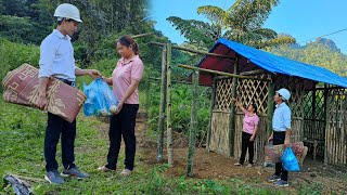 CEO left the city to help a homeless girl build a bamboo house in the forest.