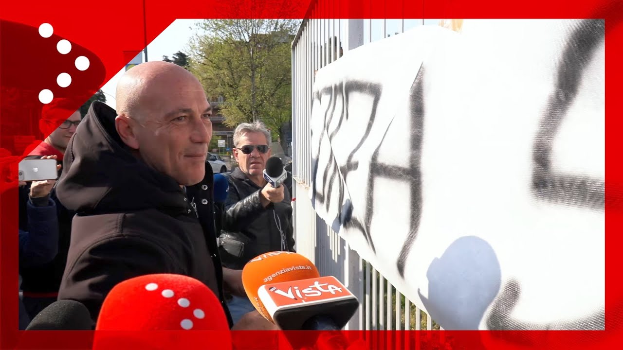 Berlusconi ricoverato, un sostenitore da Mykonos appende uno striscione fuori dall'ospedale